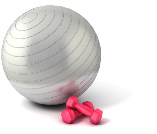 Ein silberner Gymnastikball und zwei pinkfarbene Hanteln
